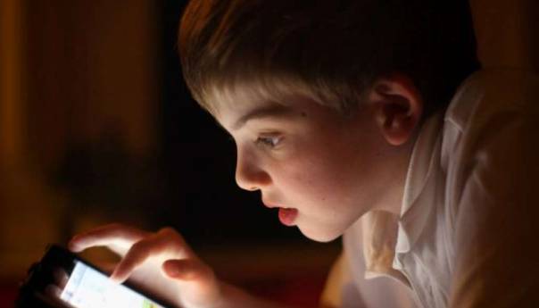 Djeca koja provode više vremena koristeći mobilne uređaje mogu imati probleme u ponašanju