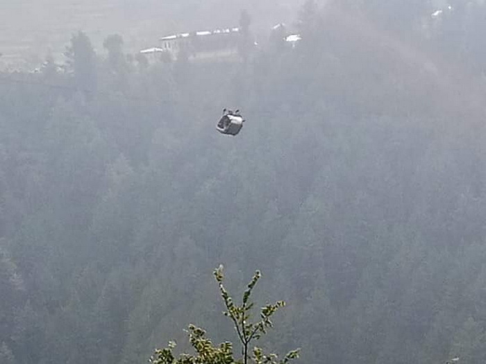 Djeca zarobljena u zraku nakon što je pukla žica žičare