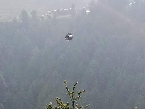 Djeca zarobljena u zraku nakon što je pukla žica žičare