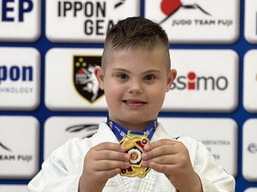Dječak Josip s Downovim sindromom osvojio srebro na Evropskom kupu