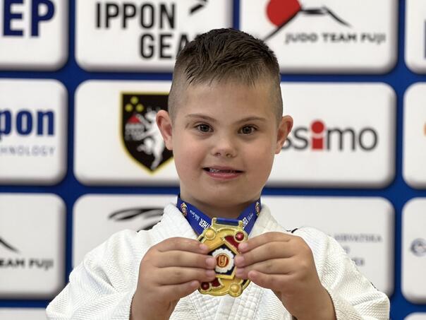 Dječak Josip s Downovim sindromom osvojio srebro na Evropskom kupu