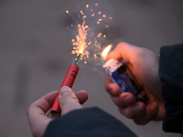 Dječak u Splitu zbog korištenja petardi teško povrijedio dva prsta