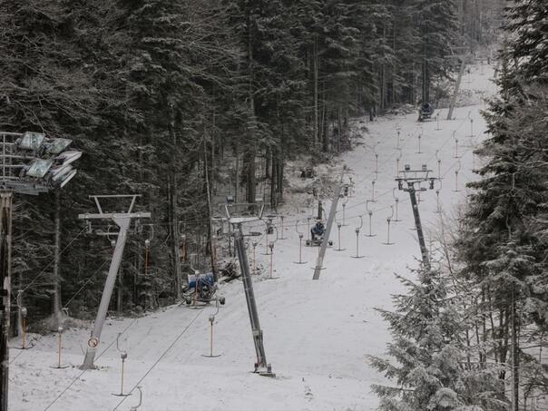 Dječak teže povrijeđen na Bjelašnici nakon što se otkačila sajla na ski liftu