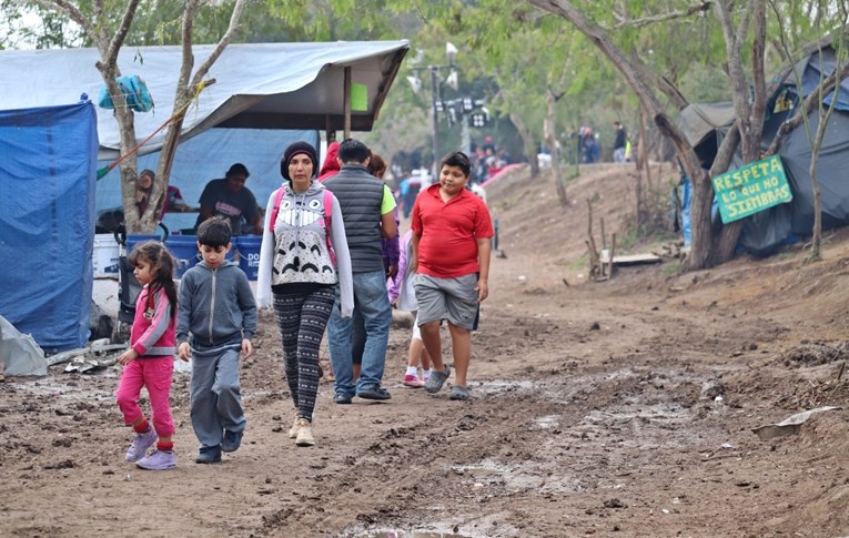 Djeci migrantima u meksičkom kampu prijete neuhranjenost i bolesti