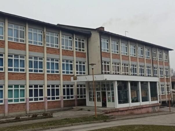 Djed pretučen nakon što je došao po unuka pred školu, djeca sve gledala