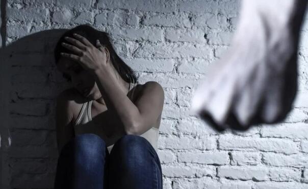 Djed pretukao unuku, pa joj prijetio ubistvom