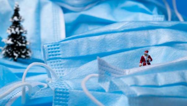 Djeda Mraz nosi masku i putuje s propusnicom