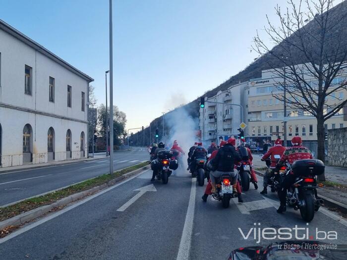 Djeda Mrazovi se na motorima provozali Mostarom i Visokom