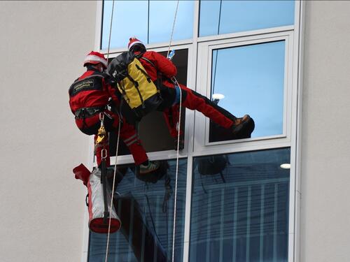 Djeda Mrazovi se spustili niz zgradu mostarske Pedijatrije i obradovali bolesne mališane