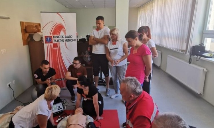 Djelatnici hitne službe obučavaju građane u pružanju pomoći pri zastoju srca