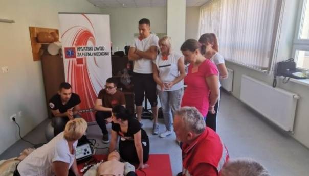 Djelatnici hitne službe obučavaju građane u pružanju pomoći pri zastoju srca