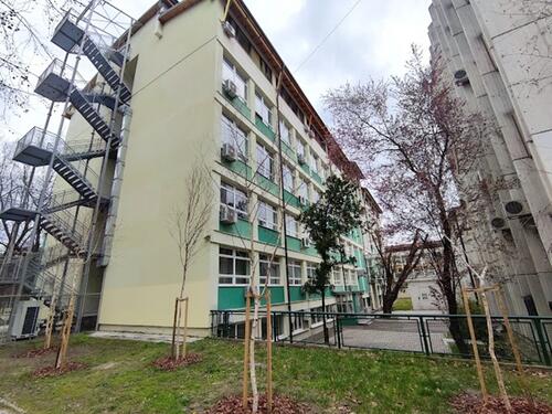 Djevojka pala sa četiri metra visine u holu fakulteta u Novom Sadu