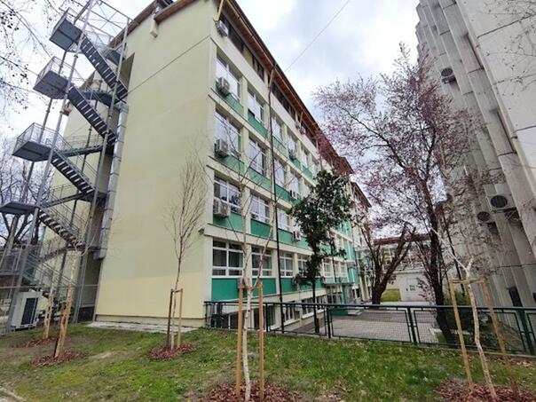 Djevojka pala sa četiri metra visine u holu fakulteta u Novom Sadu