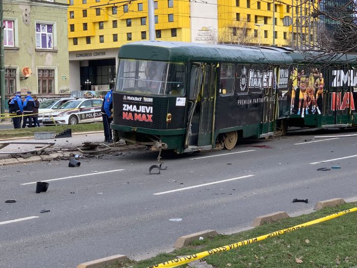 Djevojka poginula u iskakanju tramvaja sa šina u Sarajevu