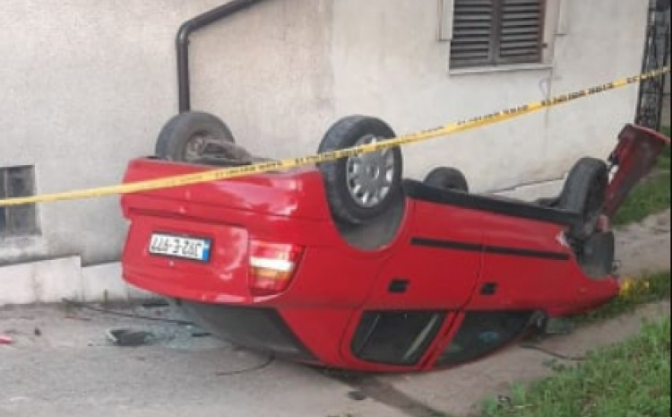 Djevojka se automobilom prevrnula u dvorištu kuće