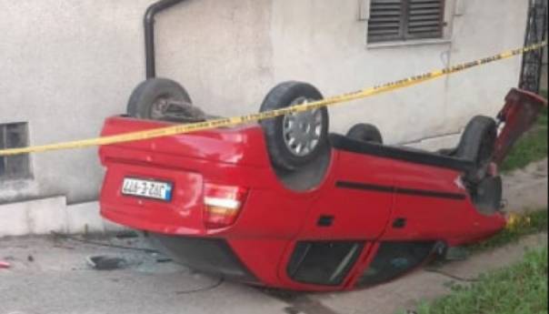 Djevojka se automobilom prevrnula u dvorištu kuće