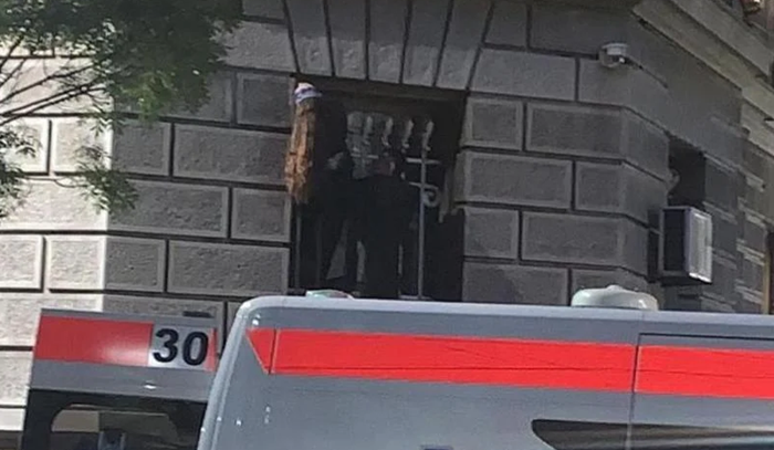 Djevojka se popela na prozor zgrade Predsjedništva Srbije