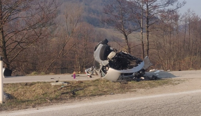 Djevojka teško povrijeđena, automobil potpuno smrskan