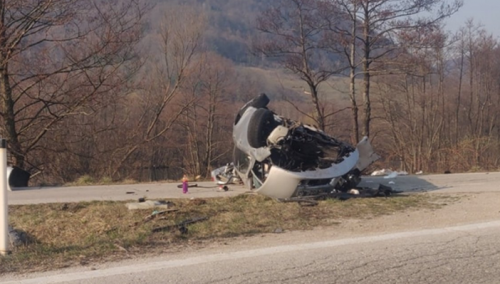 Djevojka teško povrijeđena, automobil potpuno smrskan