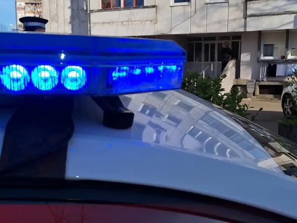 Djevojka u Doboju skočila sa petog sprata, bore joj se za život