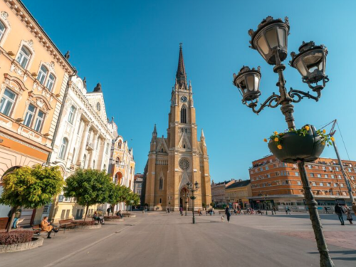 Djevojka u Novom Sadu pala s prozora na dostavljača
