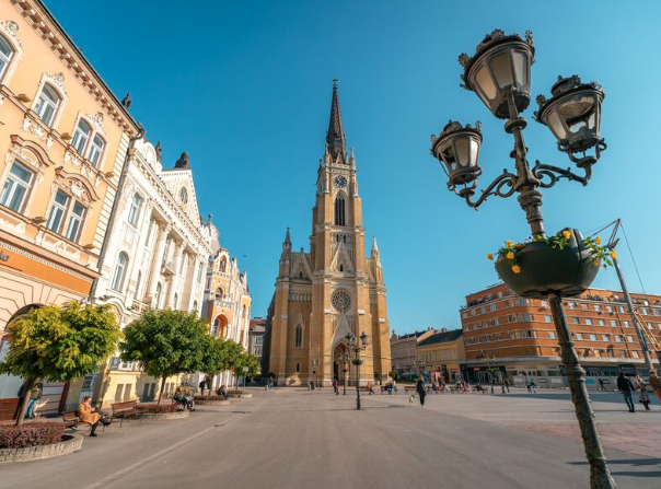 Djevojka u Novom Sadu pala s prozora na dostavljača