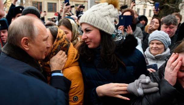 Djevojka zaprosila Putina, pogledajte njegovu reakciju