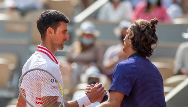 Đoković svojim avionom šalje protivnika nazad u Italiju da završi srednju školu