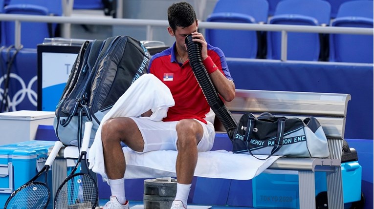 Đoković tokom meča uzimao kisik iz cijevi zbog nesnosne vrućine