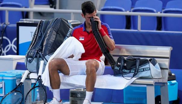 Đoković tokom meča uzimao kisik iz cijevi zbog nesnosne vrućine