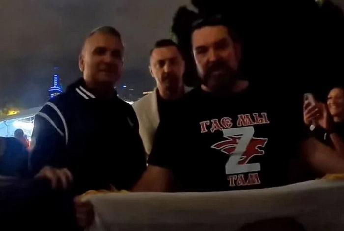 Đokovićev otac snimljen s navijačima koji drže proruske zastave