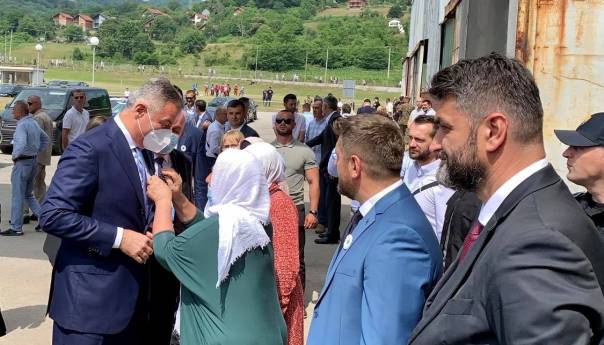 Đukanović u Potočarima, uručen mu Cvijet Srebrenice