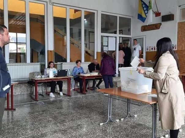 Do 15 sati u Sanskom Mostu glasalo 19 posto birača, a u Palama 64,5