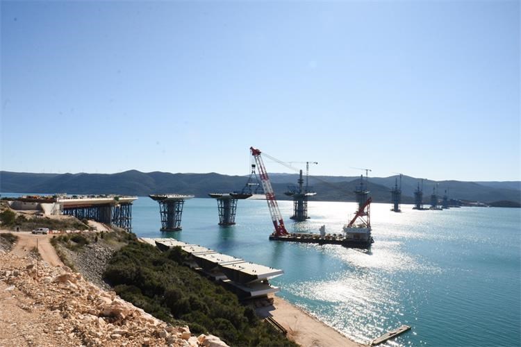Do oktobra će biti spojeni svi segmenti Pelješkog mosta