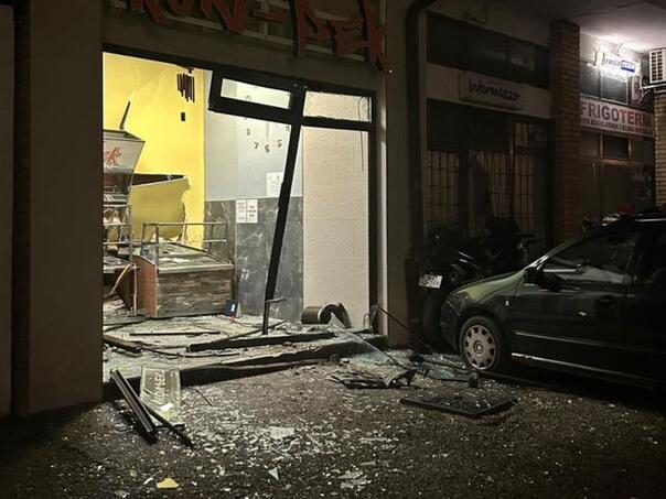 Doboj: Pijani vozač polupao osam vozila i nekoliko izloga