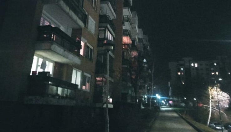Dobrinja: Dijete palo sa zgrade, prevezeno na KUM