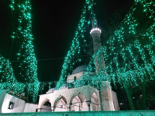 Dobrodošlica Ramazanu: Pogledajte ukrašenu starogradsku jezgru Sarajeva