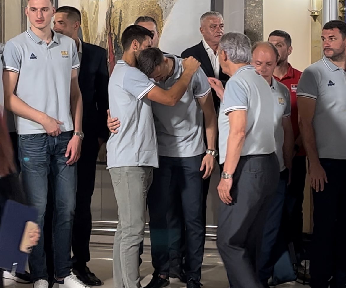 Doček vicešampiona svijeta, na balkonu i Đoković i košarkaši Srbije