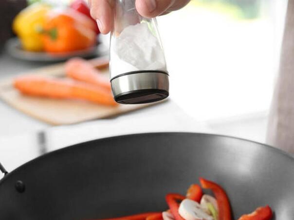 Dodajte malo soli u tavu kada pržite hranu, evo zašto