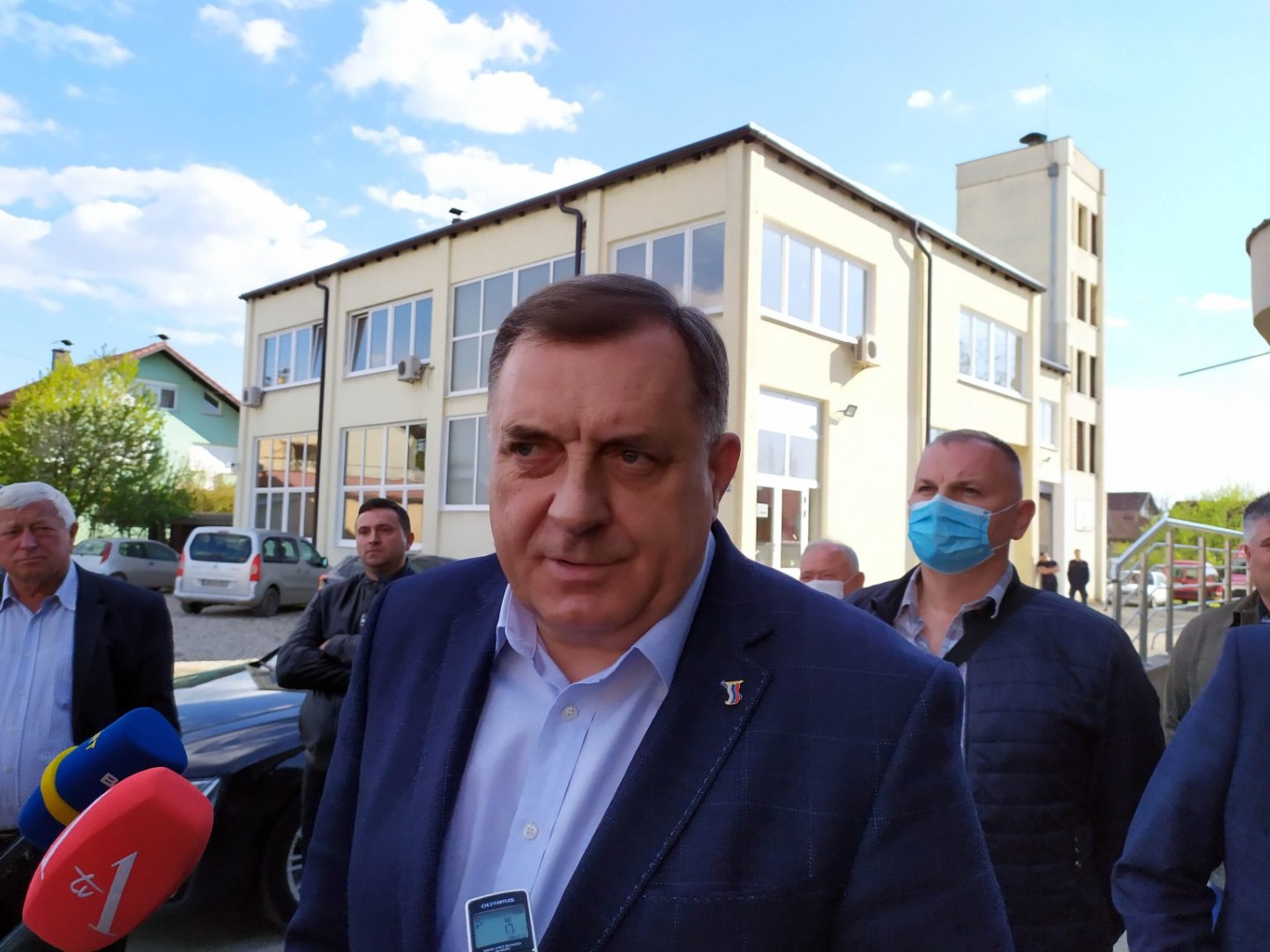 Dodik ambasadorima: Zastave ne treba spuštati na pola koplja 11. jula