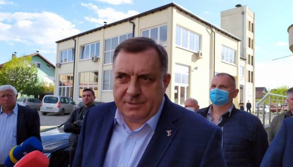 Dodik ambasadorima: Zastave ne treba spuštati na pola koplja 11. jula