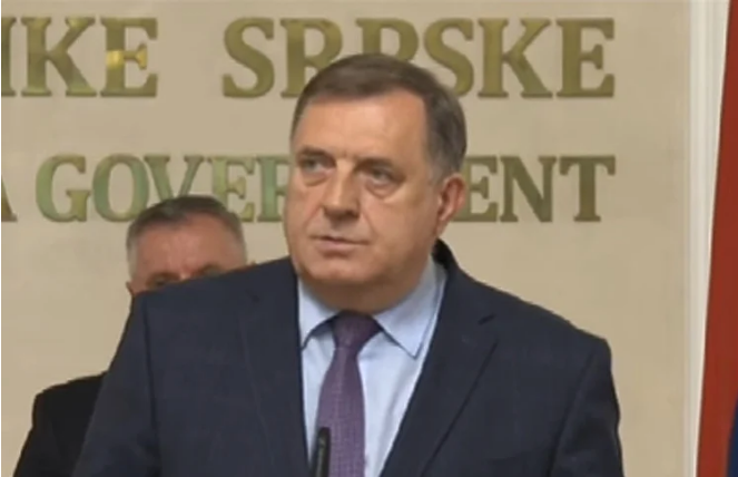 Dodik: Biće zabranjeno unošenje mobilnih telefona u škole