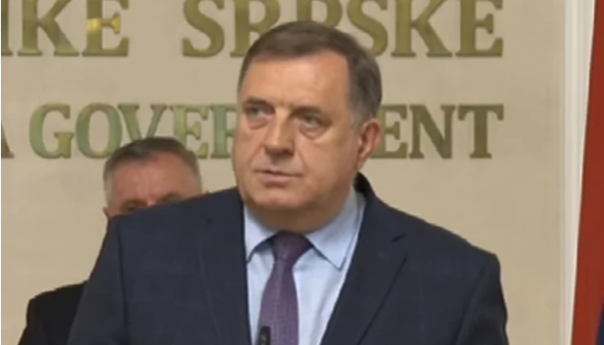 Dodik: Biće zabranjeno unošenje mobilnih telefona u škole
