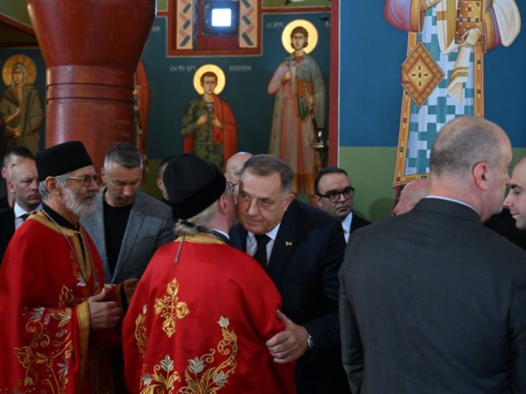Dodik, Cvijanović i Karan odaju počast zločincu Mladiću