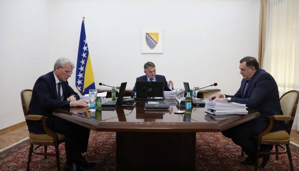 Dodik dao saglasnost za gašenje požara, napuštao sjednicu