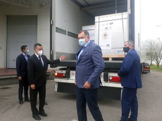 Dodik dočekao prvi kontingent od 80.000 vakcina Sinopharm