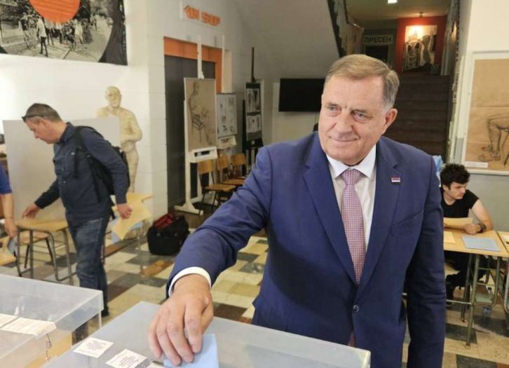 Dodik glasao na izborima u Beogradu, govorio o 'svesrpskom saboru'