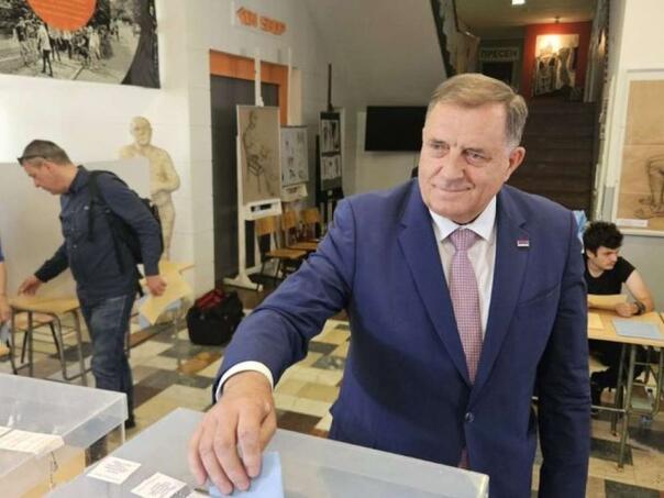 Dodik glasao na izborima u Beogradu, govorio o 'svesrpskom saboru'