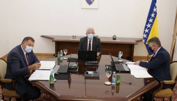 Dodik glasao protiv priznanja Kosova, Džaferović i Komšić nisu glasali