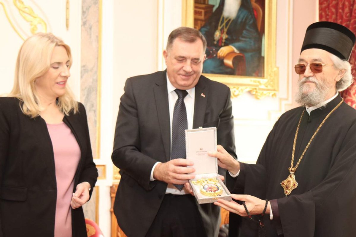 Dodik i Cvijanović poklonili panagiju presvete Bogorodice episkopu Jefremu
